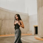 baggy jeans outfit ideas women 2026 styling guide