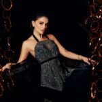 Woman wearing a fashion rose gold chain collar with an elegant dress